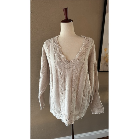 Soft v neckline sweater in beige - Picture 3 of 7